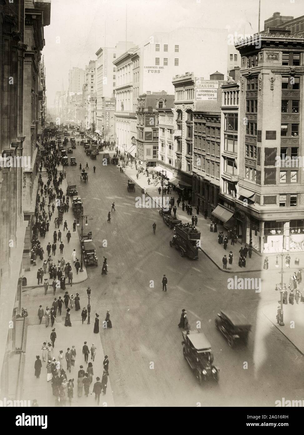 Nei primi anni del XX secolo vintage premere fotografia - Vista del quinto Aveneue, Manhattan, New York, c.1920s Foto Stock