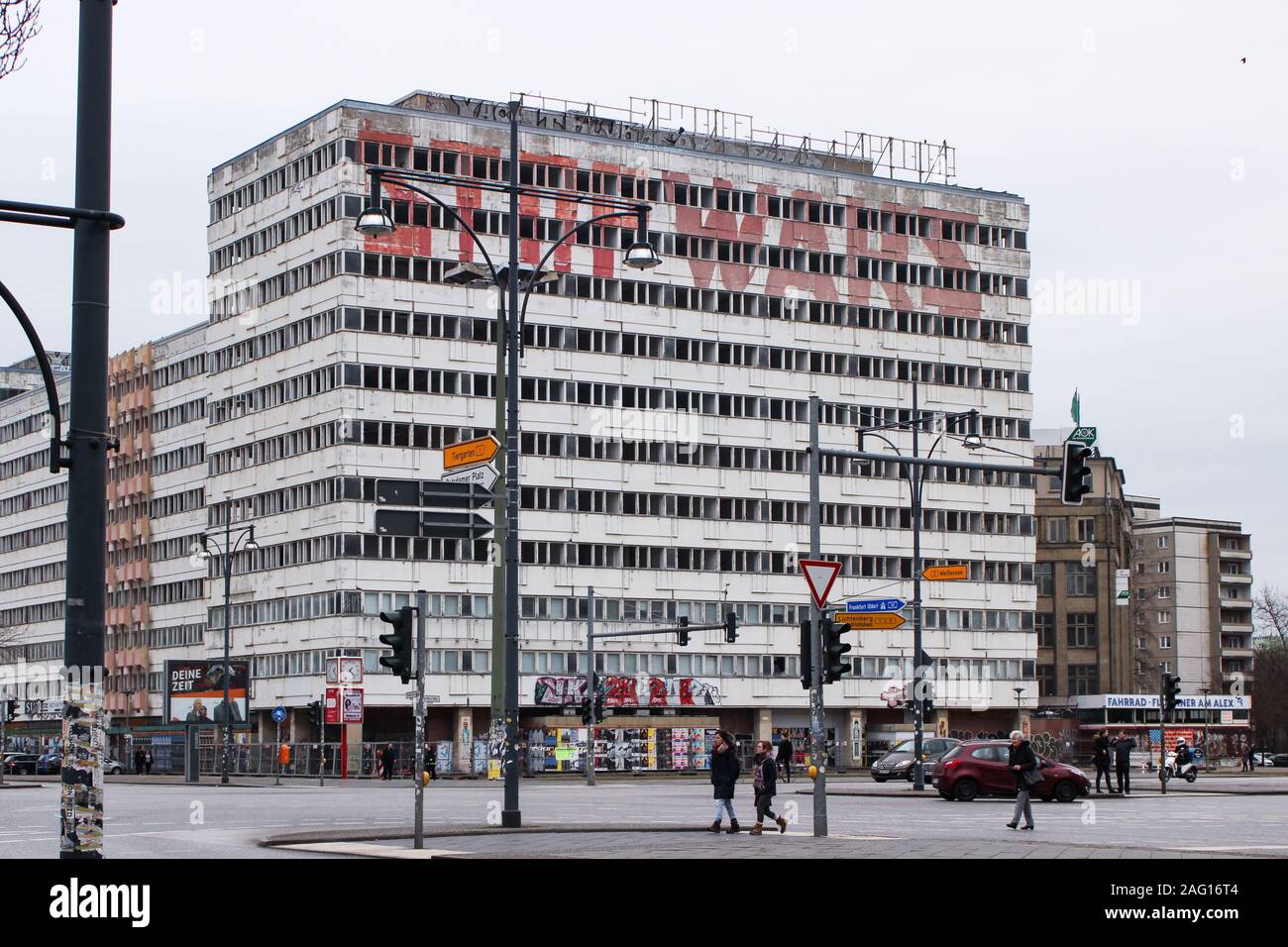 Fermare le guerre - la scrittura sul vecchio abbandonato DDR-ser ufficio edificio Haus der Statistik da Alexanderplatz di Berlino, Germania Foto Stock