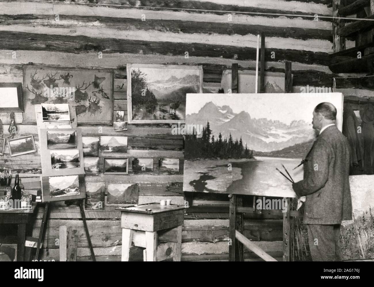 Nei primi anni del XX secolo vintage premere fotografia - Artista al lavoro, probabilmente John Fery, c.1920s Foto Stock