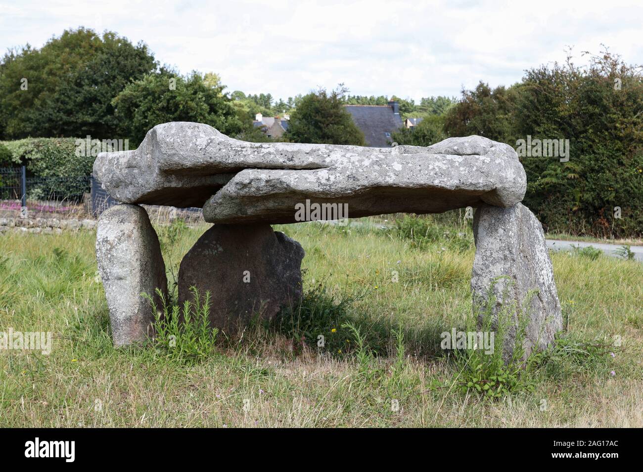 Dolmen di Botlann - monumento megalitico nel villaggio Erdeven, Bretagna Francia Foto Stock