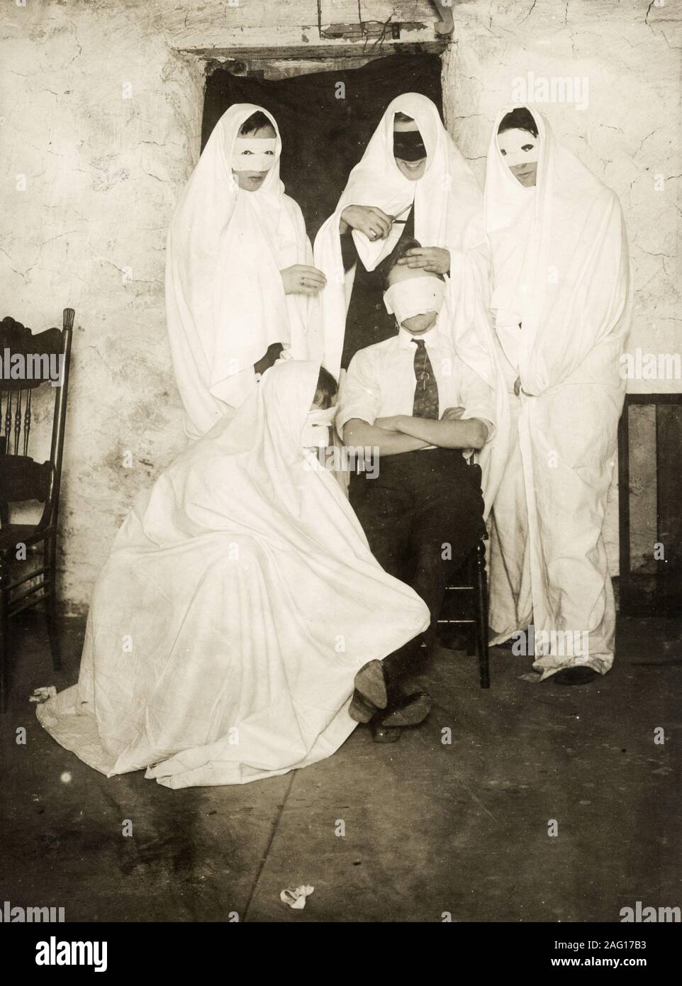 Nei primi anni del XX secolo vintage premere fotografia - studenti di medicina in fraternità cerimonia di iniziazione, STATI UNITI D'AMERICA c.1920s Foto Stock