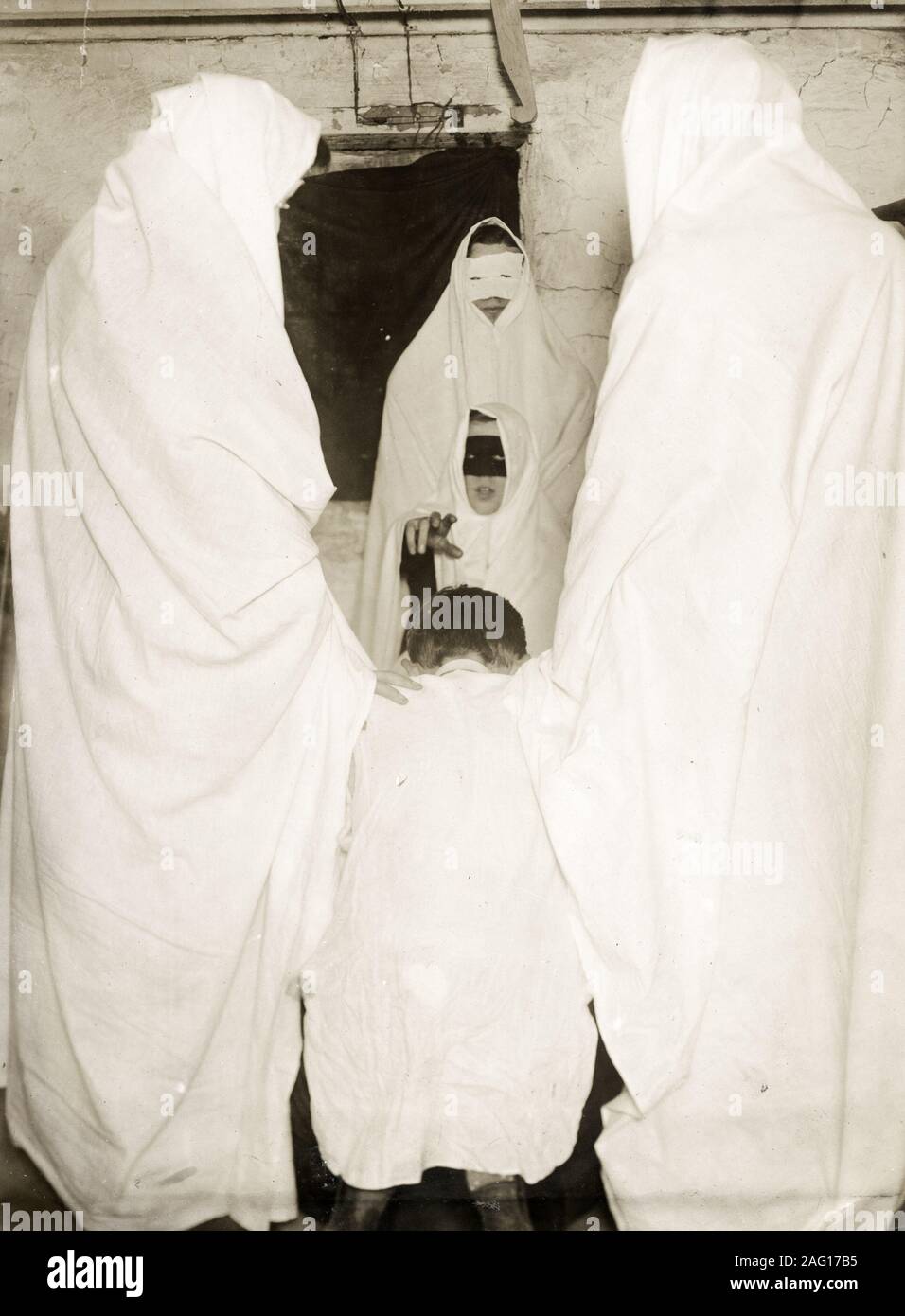 Nei primi anni del XX secolo vintage premere fotografia - studenti di medicina in fraternità cerimonia di iniziazione, STATI UNITI D'AMERICA c.1920s Foto Stock