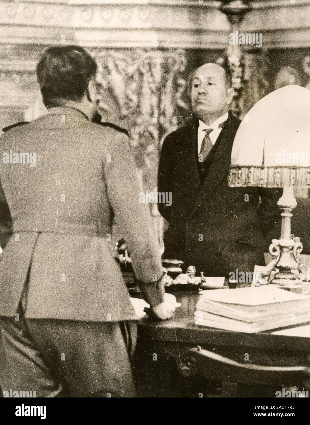 Nei primi anni del XX secolo vintage premere fotografia - Benito Mussolini, Italiana leader fascista, in conversazione con il suo capo della milizia, c.1920s Foto Stock