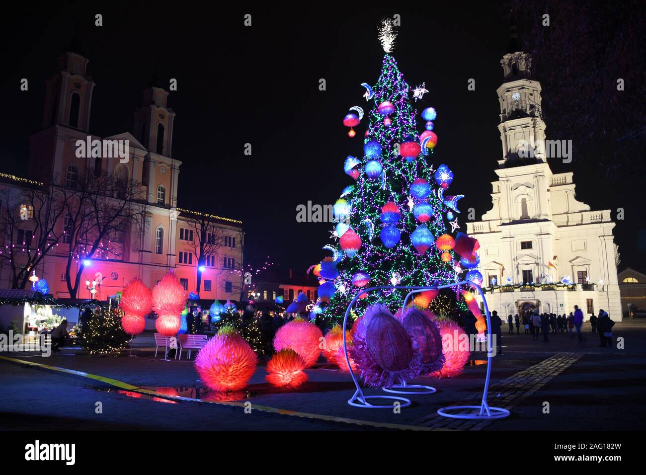 Kaunas magia albero di Natale e il mercato tradizionale nella città vecchia Foto Stock