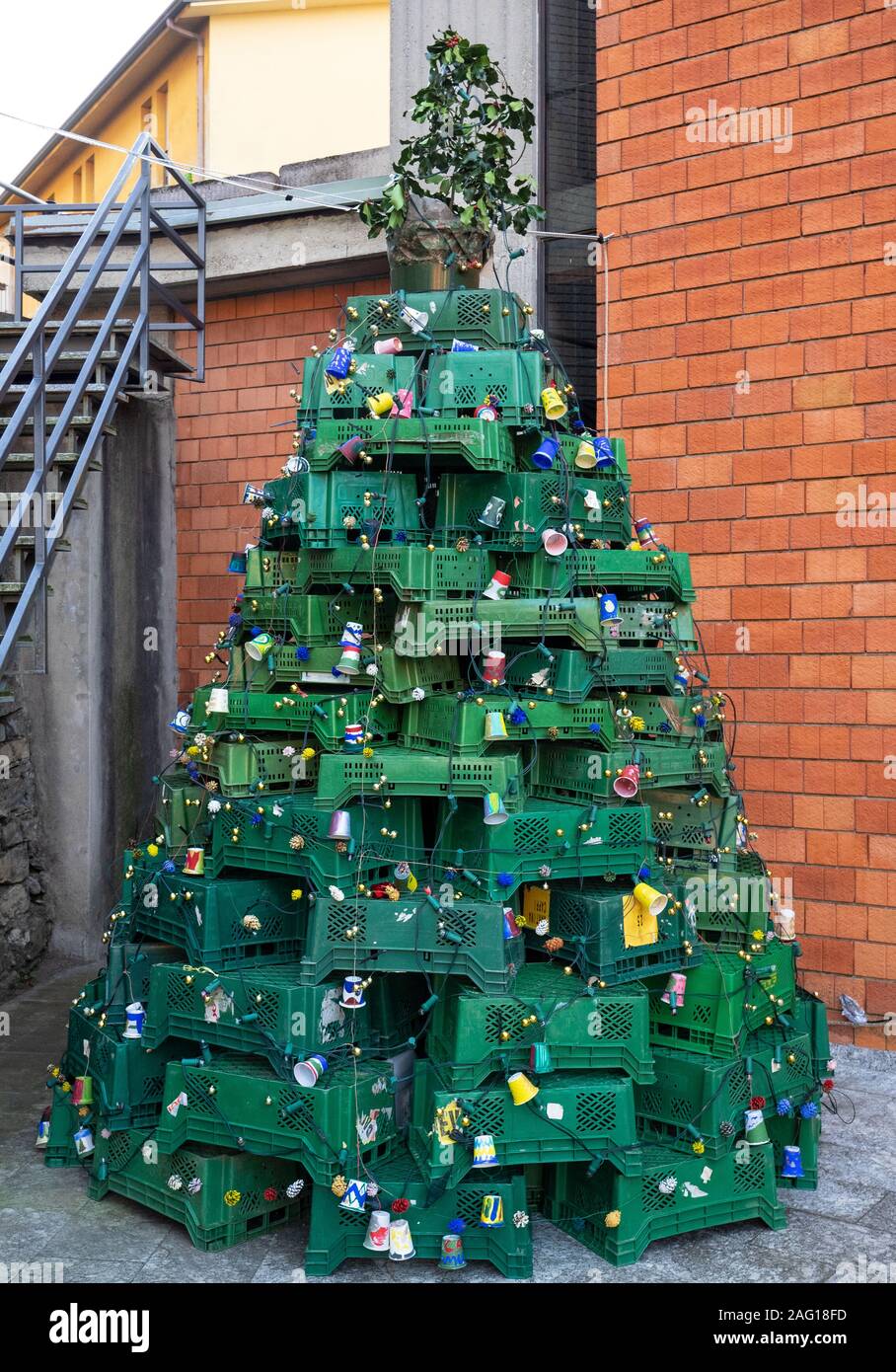 Albero di Natale fatto con riciclata verde scatole in plastica Foto stock -  Alamy