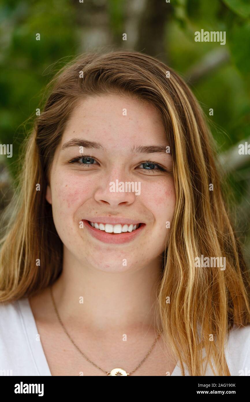 Ritratto informale all'aperto di una ragazza sorridente Foto Stock