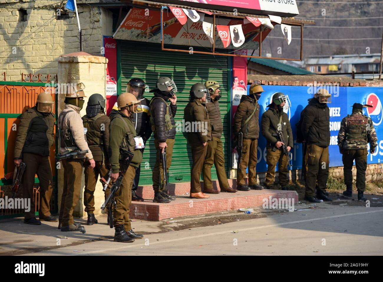 Indiano forze paramilitari stare in guardia durante gli scontri nella zona del centro citta' di Srinagar.polizia ha usato gas lacrimogeni fumogeni e agglomerati in forma di pellets per disperdere il Kashmir protesta degli studenti in solidarietà con gli studenti di Aligarh universita islamica (UMA) e Jamia Millia Islamia Delhi, erano stati violenti scontri provocato decine di studenti feriti. Il Kashmir anche gli studenti hanno manifestato contro la cittadinanza atto di modifica (CAA). Foto Stock