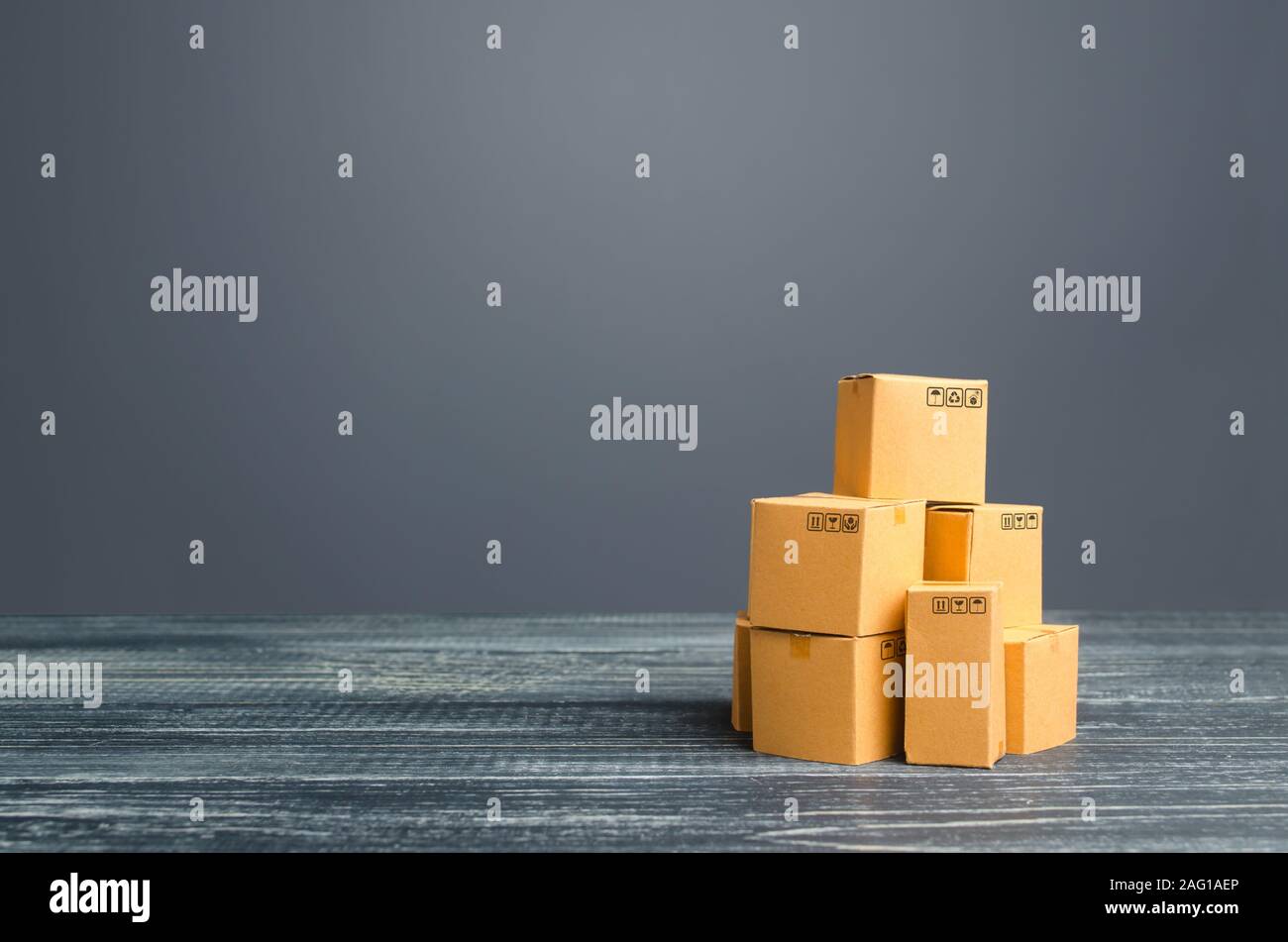 Mazzo di scatole di cartone. Produzione di beni e prodotti, distribuzione e commercio di merci di scambio, la vendita al dettaglio. Global business, all'importazione, all'esportazione. Fr Foto Stock