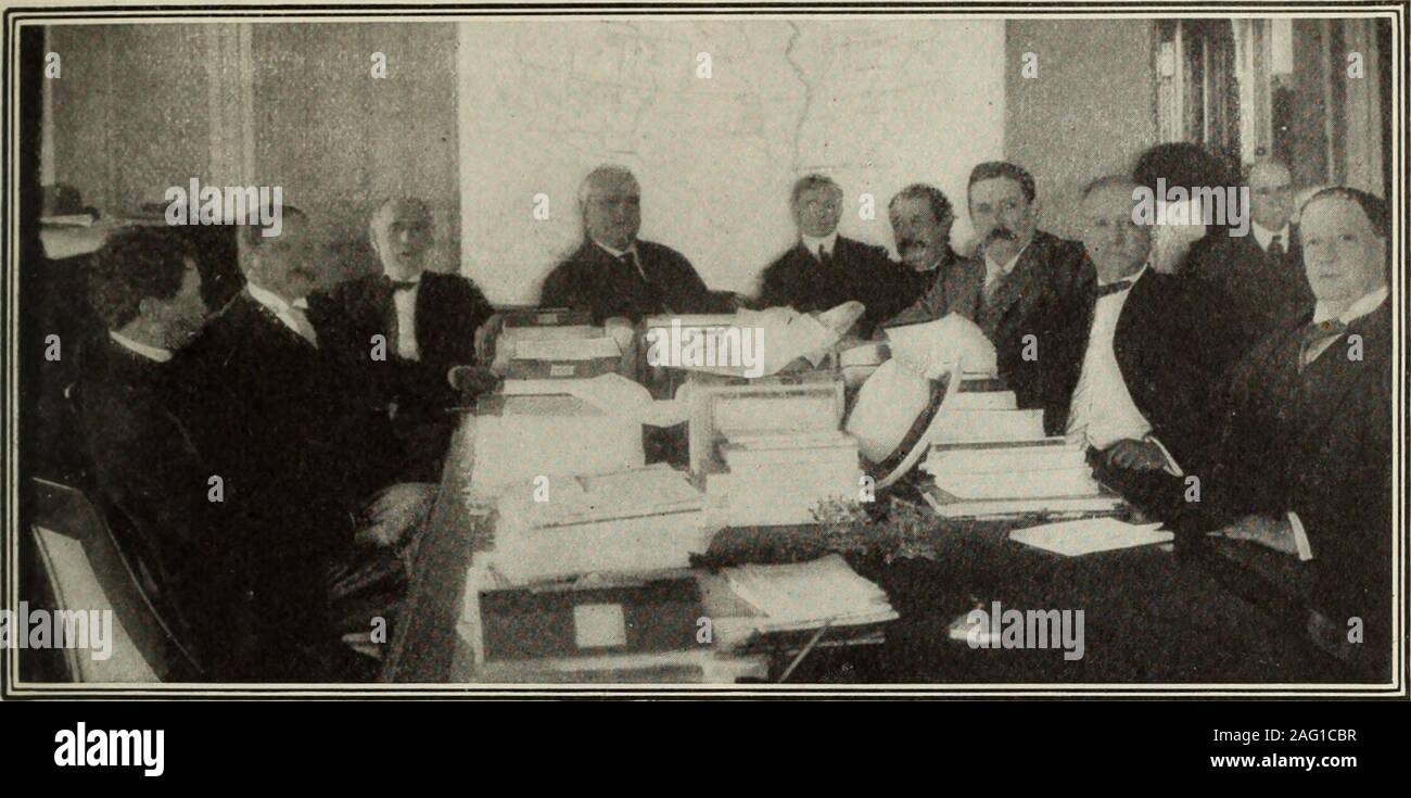 . Recensione di recensioni e mondo del lavoro. wii.i. Esso galleggiante?-Dal Plain Dealer (Cleveland). Il progresso del mondo.. Copj riglit, 1905, da tlie Associazione Nazionale della Stampa, Washington.Il comitato del Senato sulla Interstate Commerce, CHE HA FERROVIA-TASSO LEGISLAZIONE SOTTO LA CONSIDERAZIONE. (I senatori che mostra nella foto sono, da sinistra a destra intorno al tavolo: Edward W. Carmaclc, Tennessee; John Kean,N. J.; Shelby M. Cullum, 111.; Stephen B. Elkins, presidente W. Va.; addetto alla commissione ; Mosè E. Clapp, Minn.;J. P. Dolliver, Iowa; Joseph B. Foraker, Ohio; e Francis G. Newlands, Nev.) Se w Foto Stock