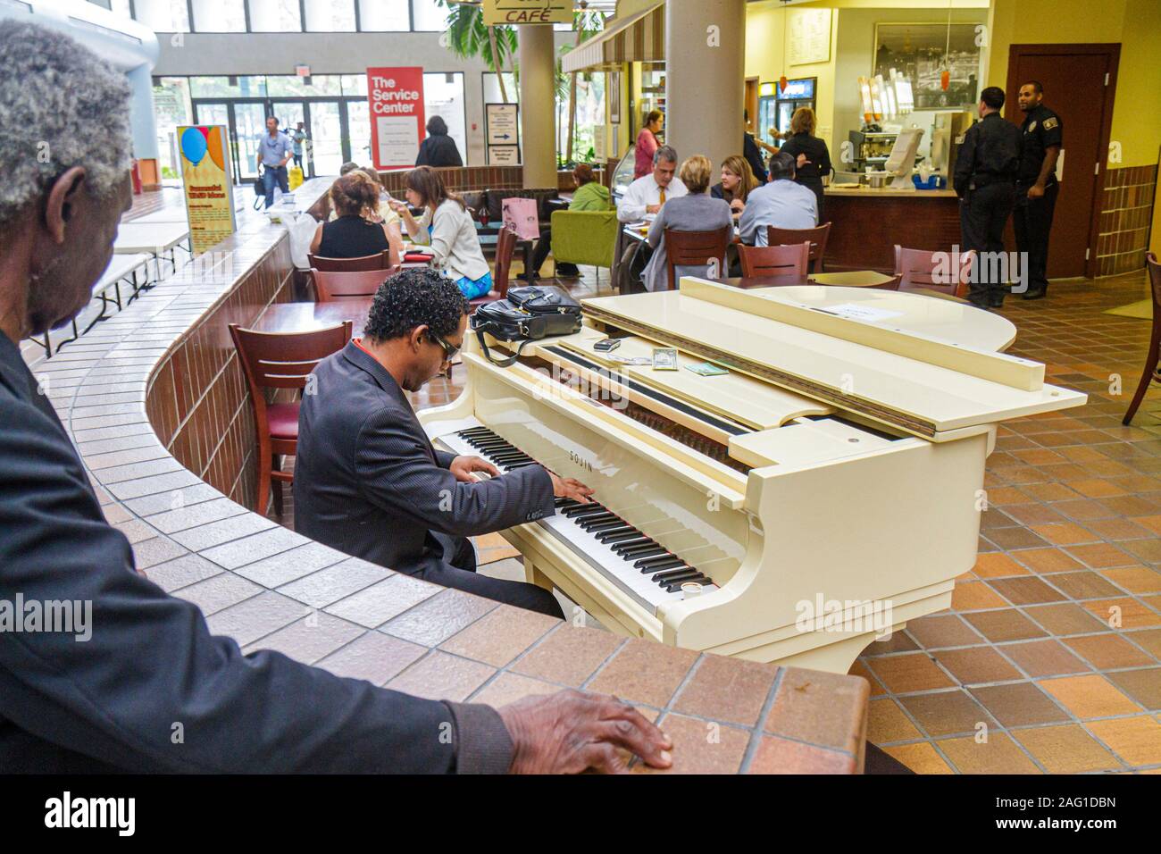 Miami Florida, Stephen P. Clark Government Center, hall, pianista, concerto gratuito, fast food, ristoranti, cibo, cena, mangiare fuori, servizio, visitatori viaggio Foto Stock