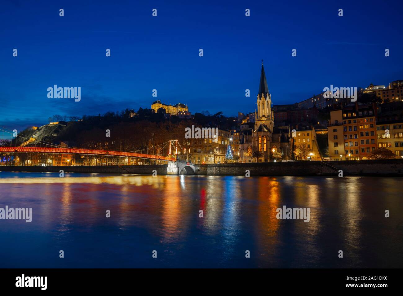 Lione, Francia, Europa, 6 dicembre 2019, la vista del fiume Rodano e la città di Lione al crepuscolo Foto Stock