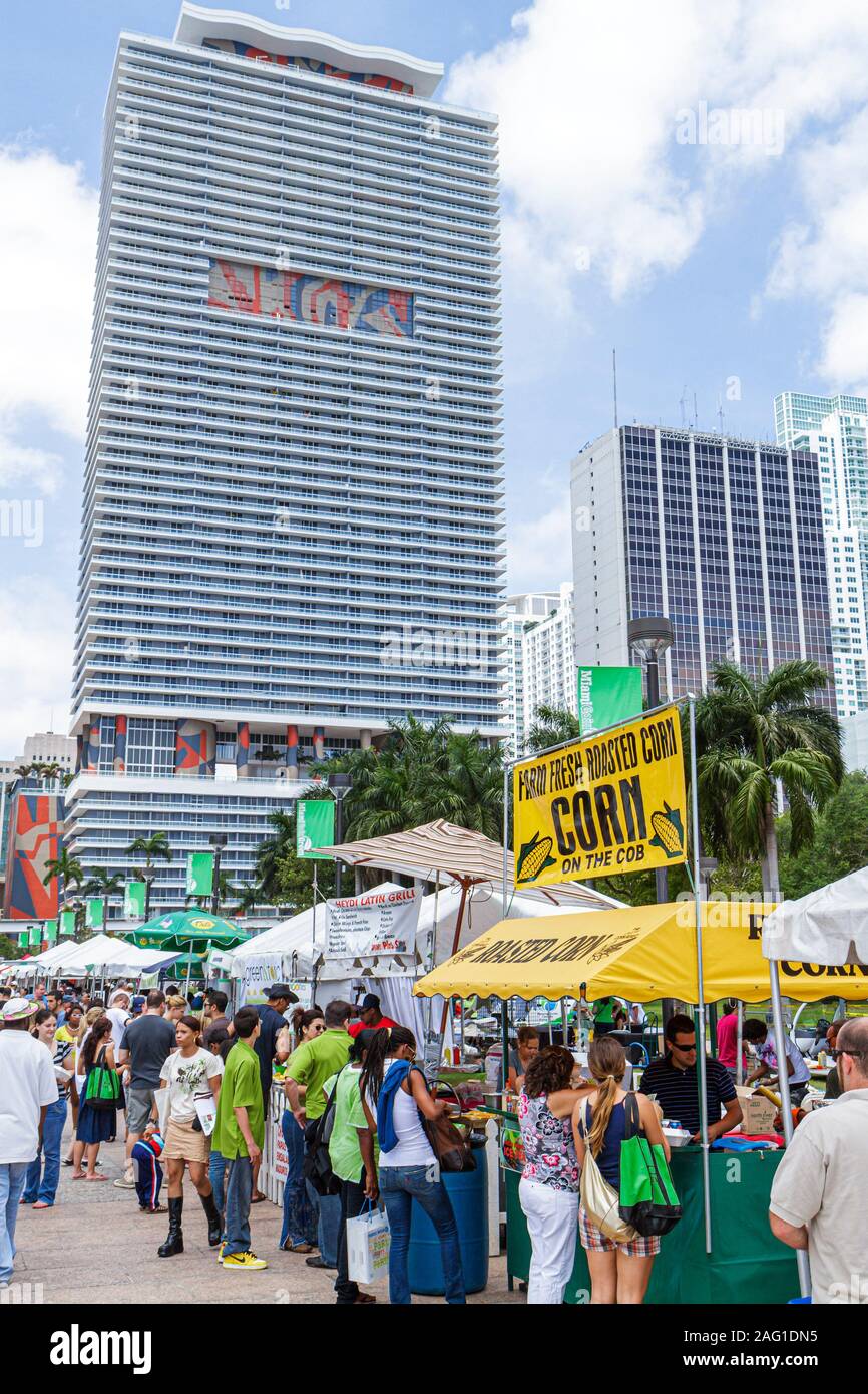 Miami Florida,Bayfront Park,Miami Goin' Green,Earth Day,festival,eco friendly,espositore,alto edificio,condominio appartamenti residenziali Foto Stock