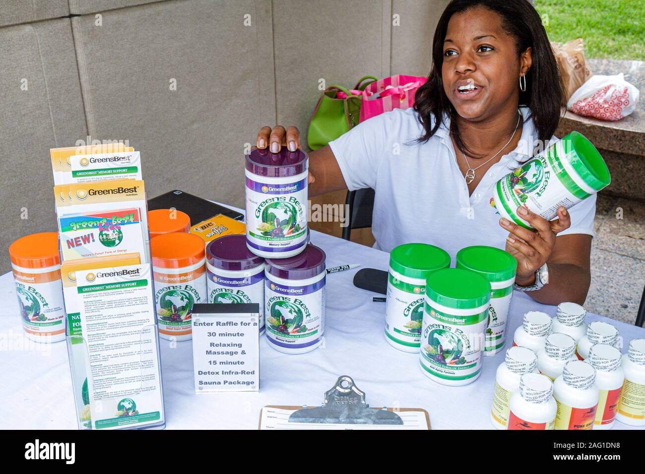 Miami Florida,Bayfront Park,Miami Goin' Green,Earth Day,festival,eco friendly,espositore,donna nera donne,imprenditore,proprietario,FL100430013 Foto Stock