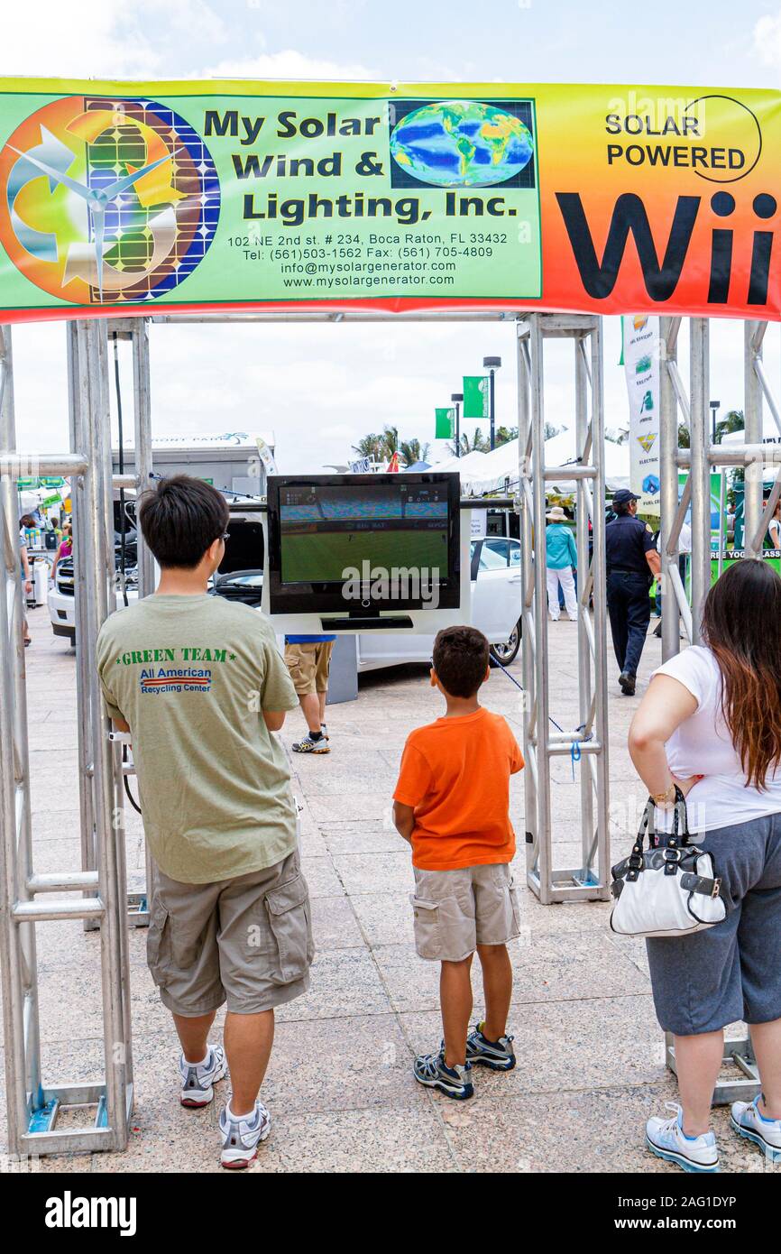 Miami Florida,Bayfront Park,Miami Goin' Green,Earth Day,evento,festival,eco friendly,espositore,energia solare Wii,visitatori viaggio turistico tour Foto Stock
