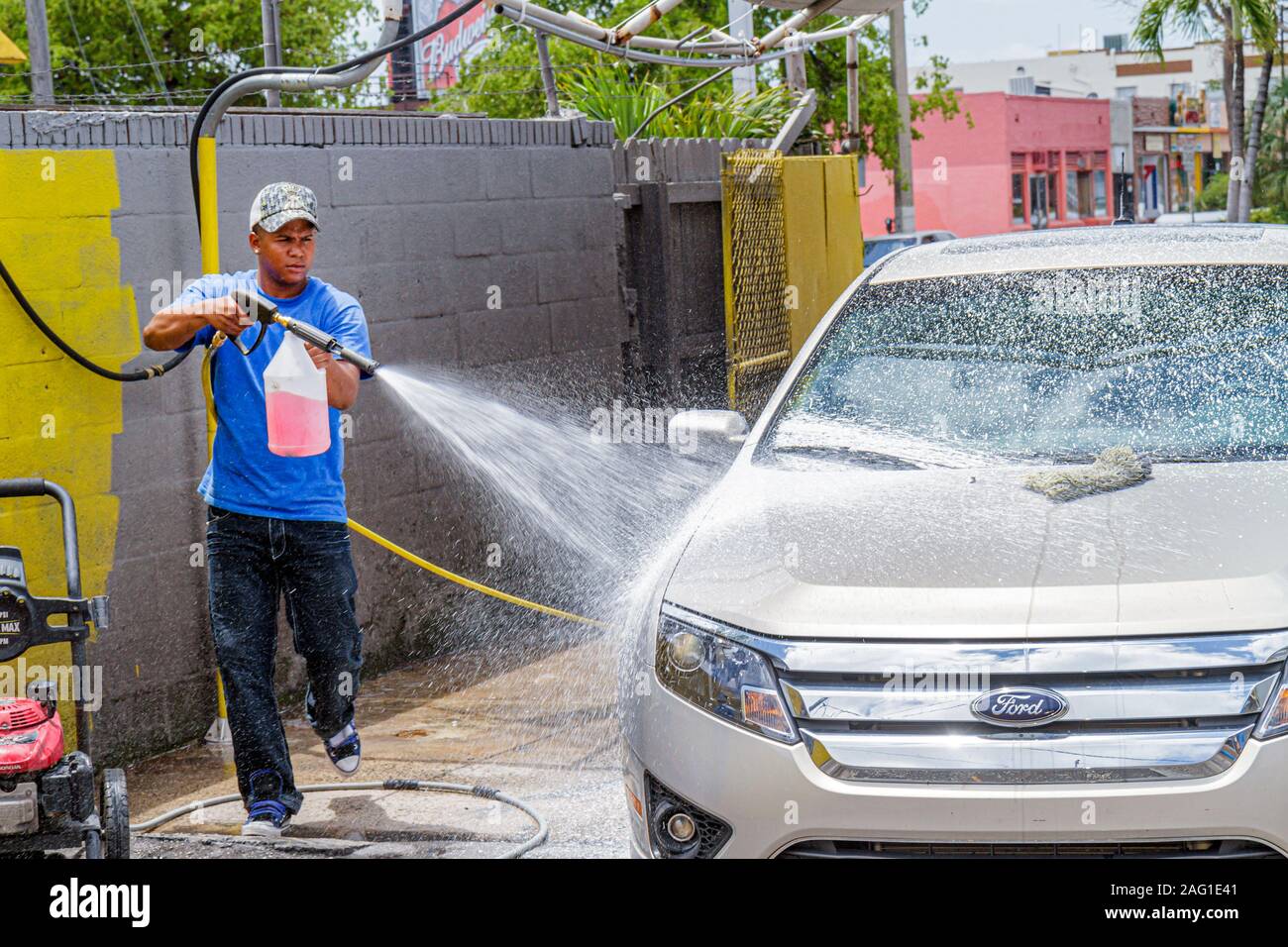 Miami Florida,Little Havana,uomo nero uomo maschio,lavaggio auto,FL100430041 Foto Stock