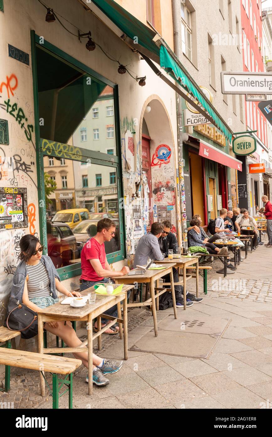 Bar e caffè nel quartiere Kreuzberg di Berlino, Germania Foto Stock