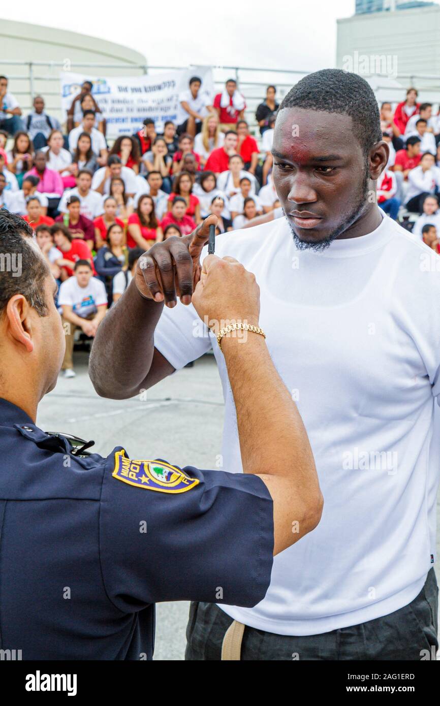 Miami Beach Florida,High School,Cheat the Reaper,DUI simulato incidente automobilistico,bere bevande bere,guida,promteen,teenager teenager teenagers,stu Foto Stock