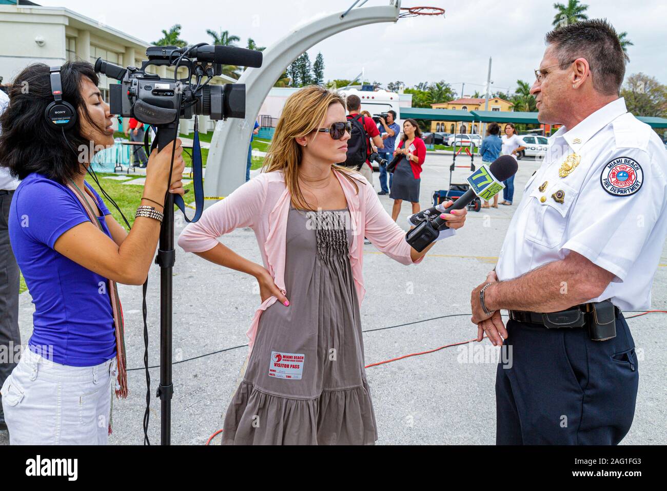 Miami Beach Florida, High School, DUI che beve guida simulato incidente automobilistico, City TV via cavo reporter intervistando capo reparto antincendio Foto Stock