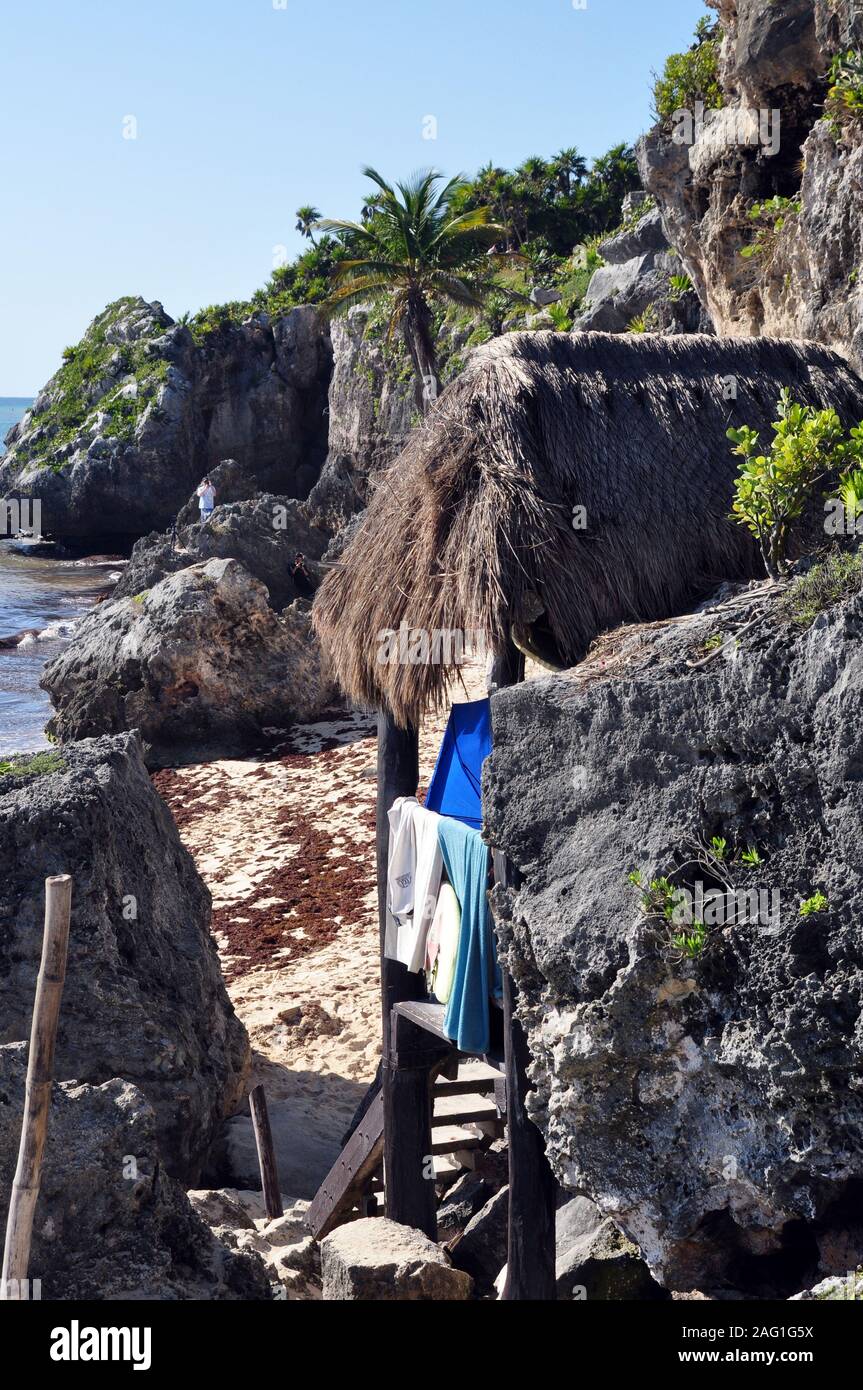 Un bagnino Stand presso la spiaggia situato nel parco presso le rovine di Tulum in Messico. Foto Stock