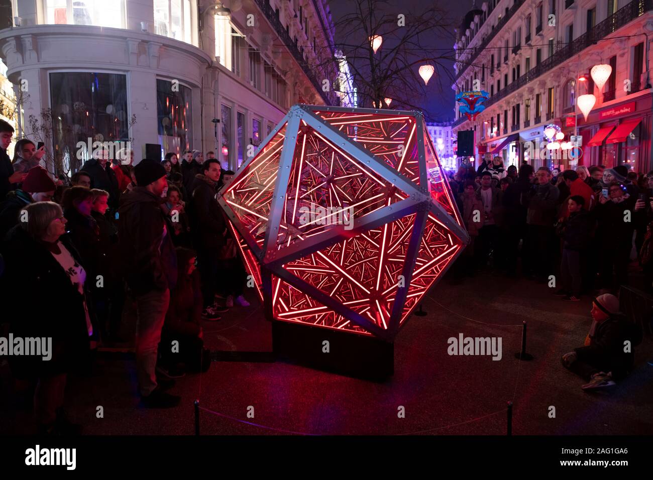 Lione, Francia, Europa, 6 dicembre 2019, vista la Fetes des Lumieres aka festival della luce e del microcosmos installazione Foto Stock