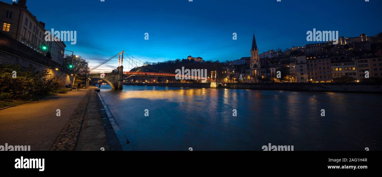 Lione, Francia, Europa, 6 dicembre 2019, la vista del fiume Rodano e la città di Lione al crepuscolo Foto Stock