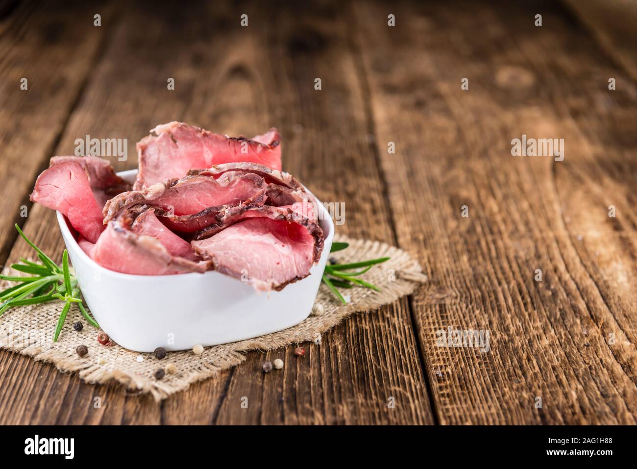 Porzione di Roastbeef a fette (messa a fuoco selettiva; close-up shot) Foto Stock