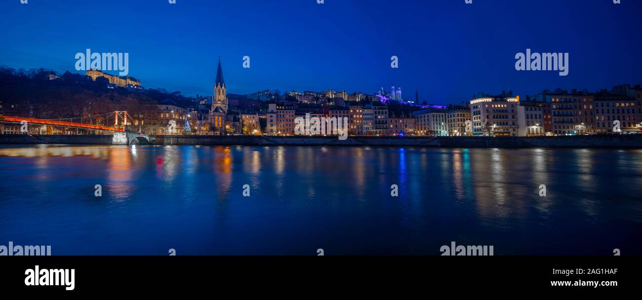 Lione, Francia, Europa, 6 dicembre 2019, la vista del fiume Rodano e la città di Lione al crepuscolo Foto Stock