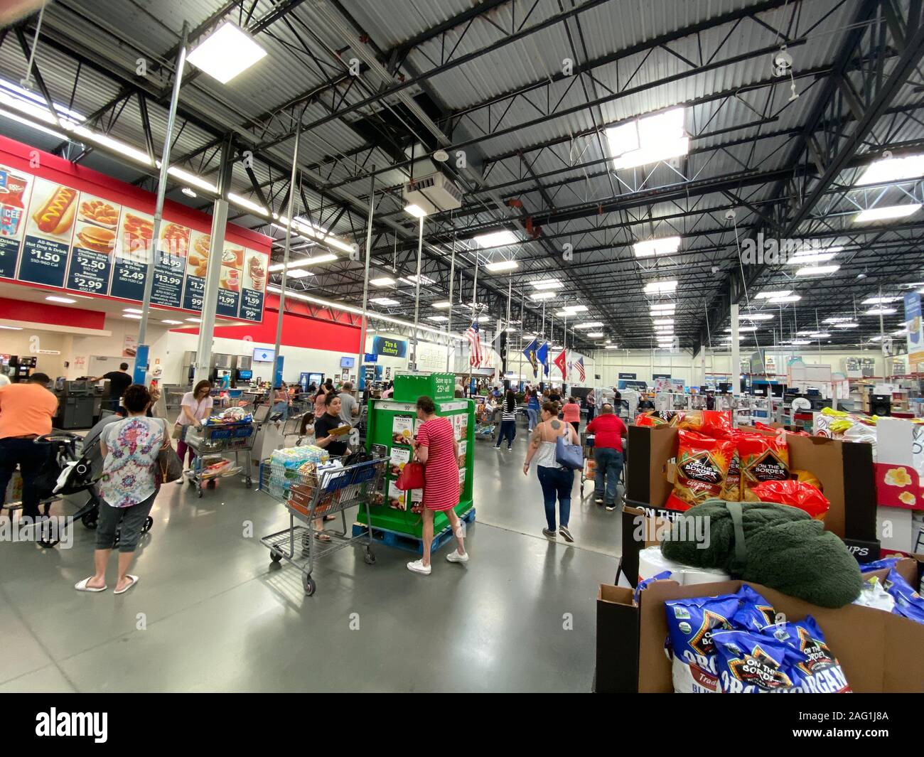 Orlando,FL/USA-12/14/19: i clienti in attesa in linea al check out al Sams Club in Orlando, Florida. Foto Stock