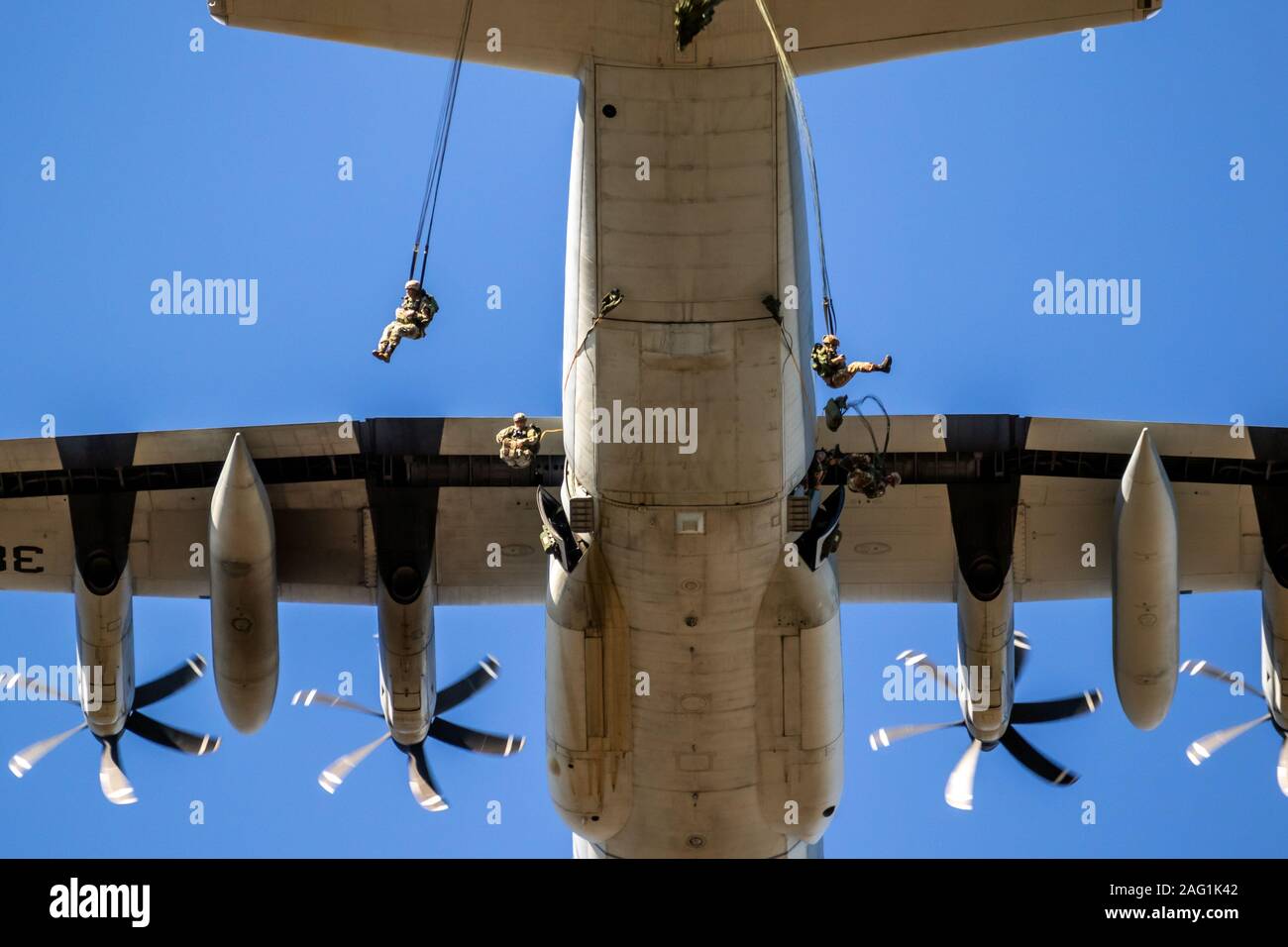 EDE, Paesi Bassi - Sep 21, 2019: gruppo di militari parachutist paracadutisti salta fuori di un piano di trasporto durante l'operazione Market Garden memori Foto Stock