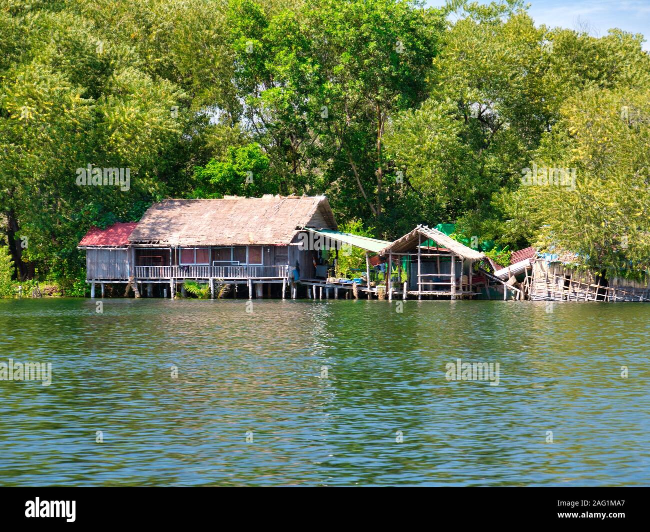 Una tradizionale casa stilted sulle rive di un fiume in una remota località rurale in Koh Kong Provincia in Cambogia. Foto Stock