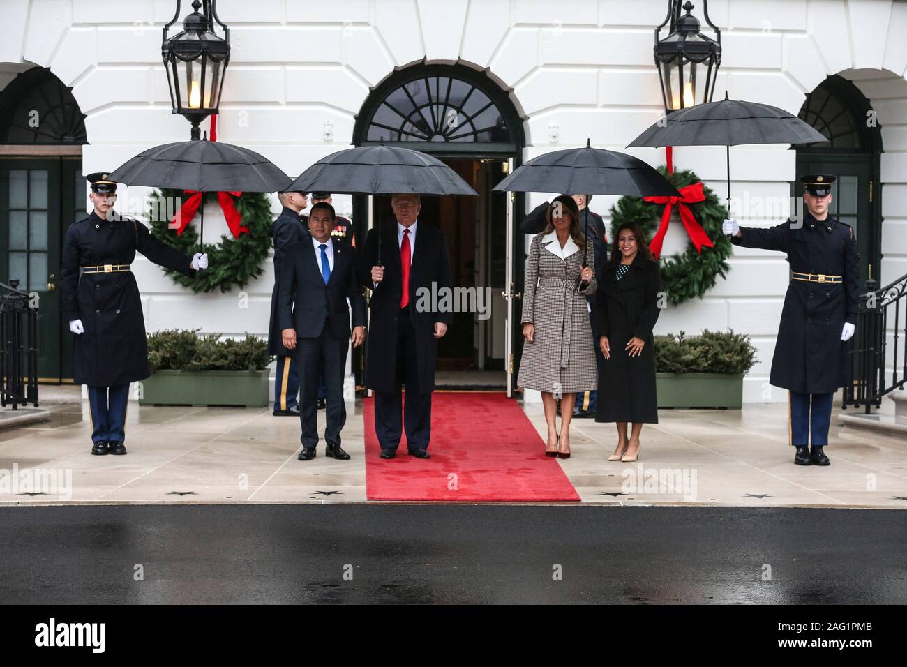 Washington, Stati Uniti d'America. Xvii Dec, 2019. Presidente Donald Trump e la first lady Melania Trump guatemalteco di benvenuto del Presidente Jimmy Morales e sua moglie Patricia Marroquin de Morales per la Casa Bianca, il 17 dicembre 2019, a Washington, DC (foto di Oliver Contreras/SIPA USA) Credito: Sipa USA/Alamy Live News Foto Stock