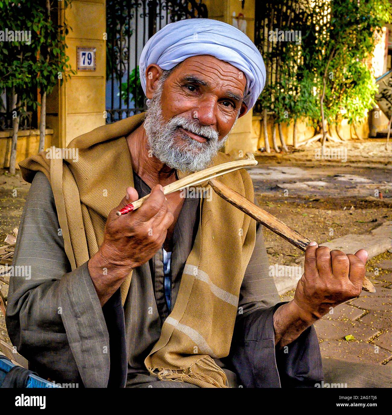 Musicista indigenti dimostrando le sue capacità sul Rababa, un Egiziano strumento musicale a corda Foto Stock