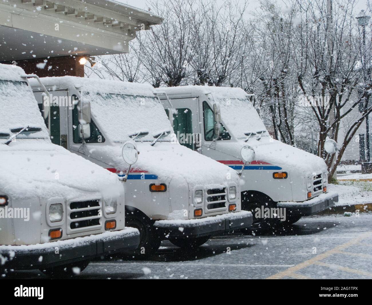 LAWRENCEVILLE, GEORGIA - Marzo 1, 2009: tre carrelli posta schierate al di fuori del Lawrenceville post office durante una tempesta di neve. Foto Stock