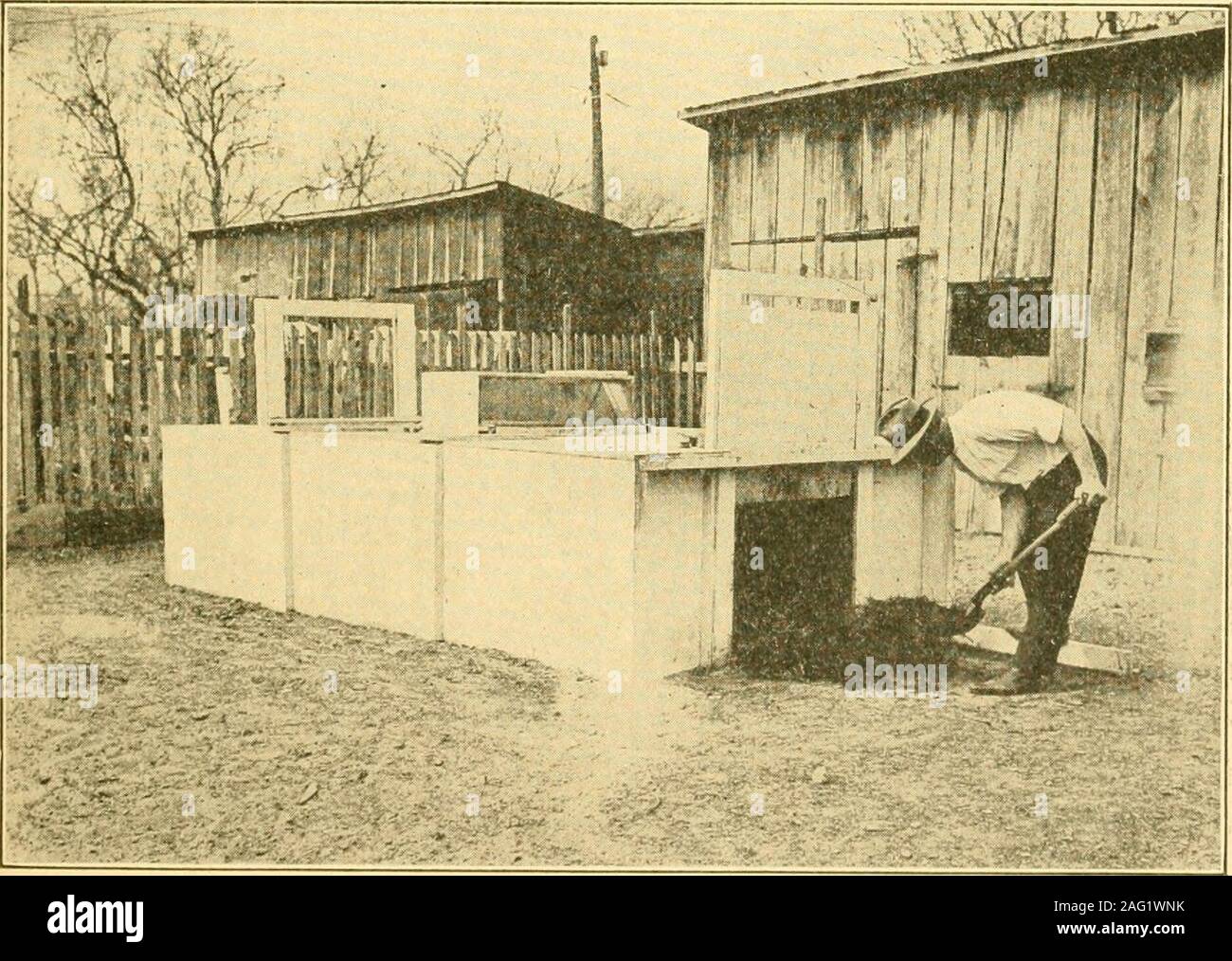. Entomologia sanitaria; l'entomologia di malattia, igiene e pulizia. ?"Ij^^ Fig. 3;^.-un verme trappola per Casa-fly di controllo. Vista del verme trappola, mostrando theconcrete vaschetta contenente acqua in cui le larve vengono annegati, e il woodenplatform su cui il letame viene accumulato. (Hutchison.) da U. S. Dept. Agr. Boll.^00, la piastra 1 (maggiore), o gli agricoltori bull. 851, fig. 14. (Come sopra). Piastra V. di concime per scatola con volare trappola attaccato. (Bishopp.) 156 entomologia sanitaria gettato sulla pila o rastrellata fino e bruciato. I bordi della pila ela massa intorno ad esso può essere trattata con borace o lubrificate con creosoto Foto Stock