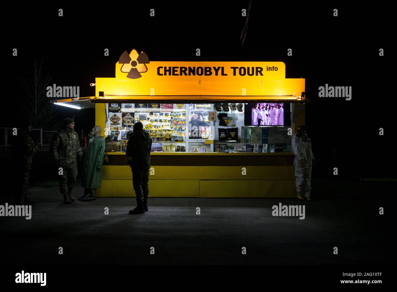 I lavoratori della centrale di Cernobil Zona di esclusione di fronte un commerciale negozio di souvenir al Checkpoint Dytyatky, l' ingresso per i turisti e visitatori della zona. Il governo cerca di promuovere il turismo nella zona dopo il Presidente Volydymyr Zelensky ha firmato un decreto luglio la designazione di Chernobyl un funzionario di attrazione turistica. Più di 87.000 persone hanno visitato Chernobyl fino al mese di ottobre 2019, fino da 72.000 nel 2018. Chernobyl Zona di esclusione, Checkpoint Dytyatky Invankiv, raion, Oblast di Kiev, Ucraina Foto Stock