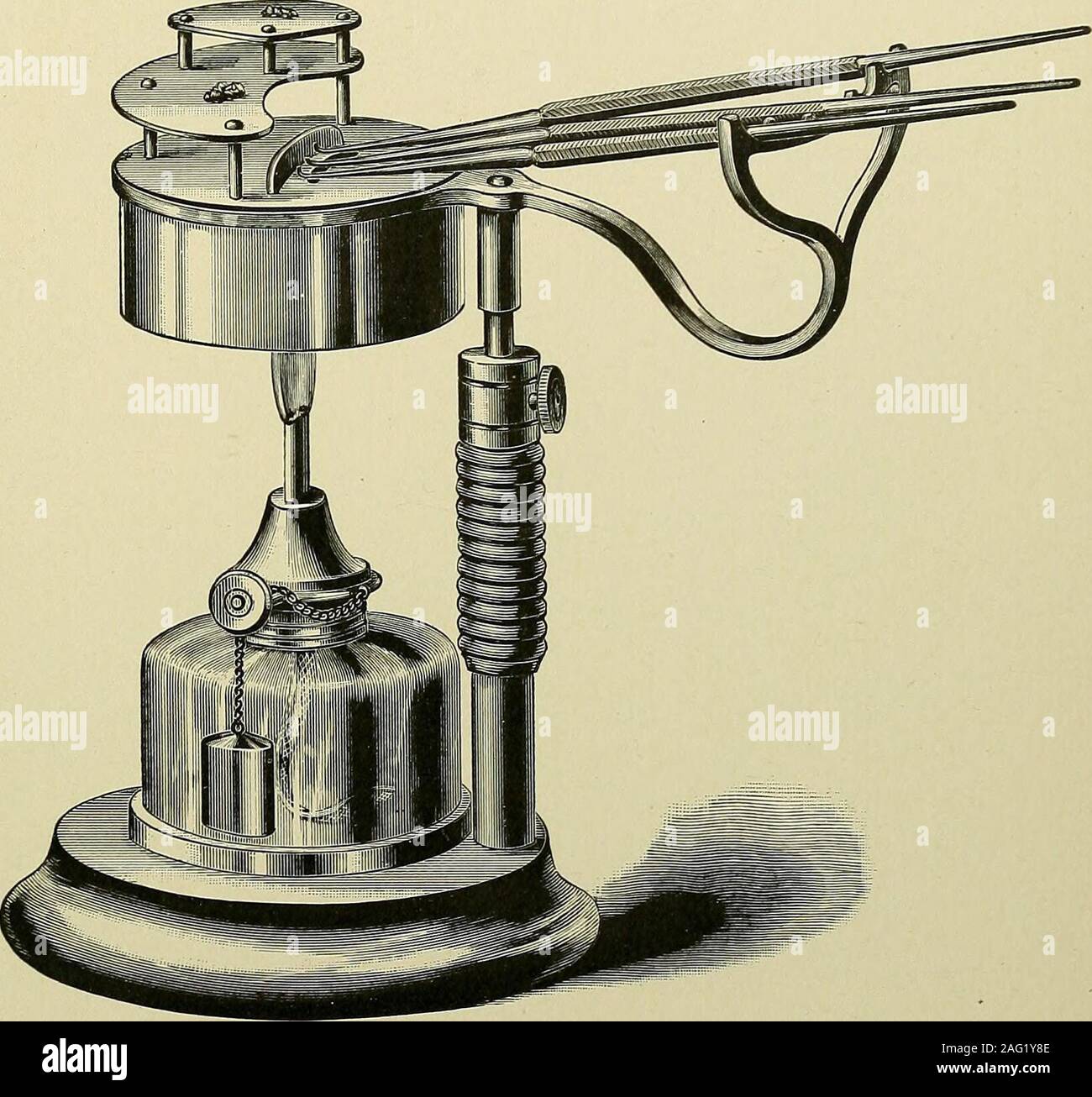 . Materie plastiche e di riempimento; come appartenenti al riempimento di tutte le cavità di decadimento in denti sotto il livello medio di struttura e di difficile e cavità inaccessibili in denti di tutti i gradi della struttura. mantenuta, ho preferto dovrebbe utilizzare il mezzo e preparazioni di bianco. Questi dovrebbero-variamente essere introdotto per mezzo di calda, strumenti, come componenti grado di calore per intenzionali e accurate manipulationcan solo essere trattenuta per la guttaperca in questo modo. Perquesto scopo un combinato di guttaperca e strumento-scaldabiberon,del calore secco del pattern, dovrebbe essere utilizzato.* Il basso calore di gutta perchas Foto Stock