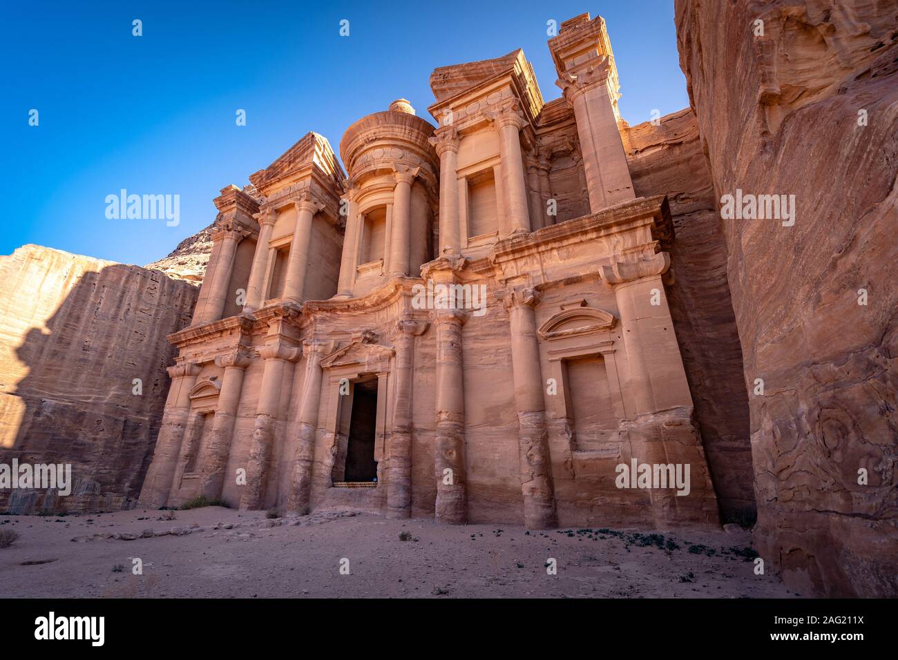 Annuncio Deir (monastero) - un monumentale edificio scolpito nella roccia nella antica città giordana di Petra Foto Stock