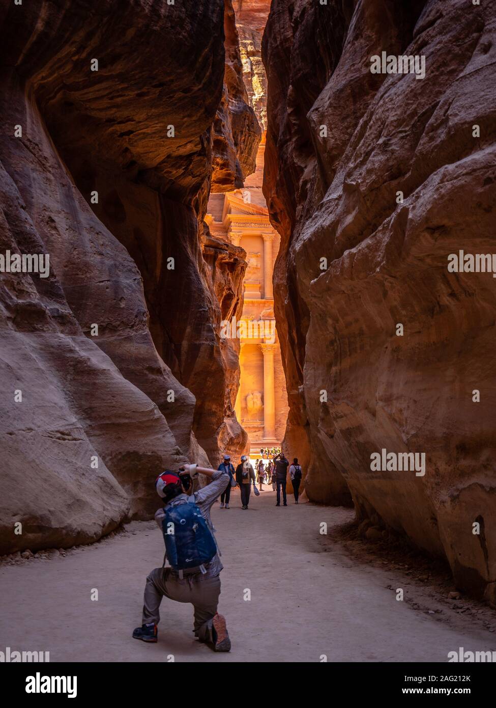 Petra, Giordania - Fotografo è scattare una foto del tempio del Tesoro Foto Stock