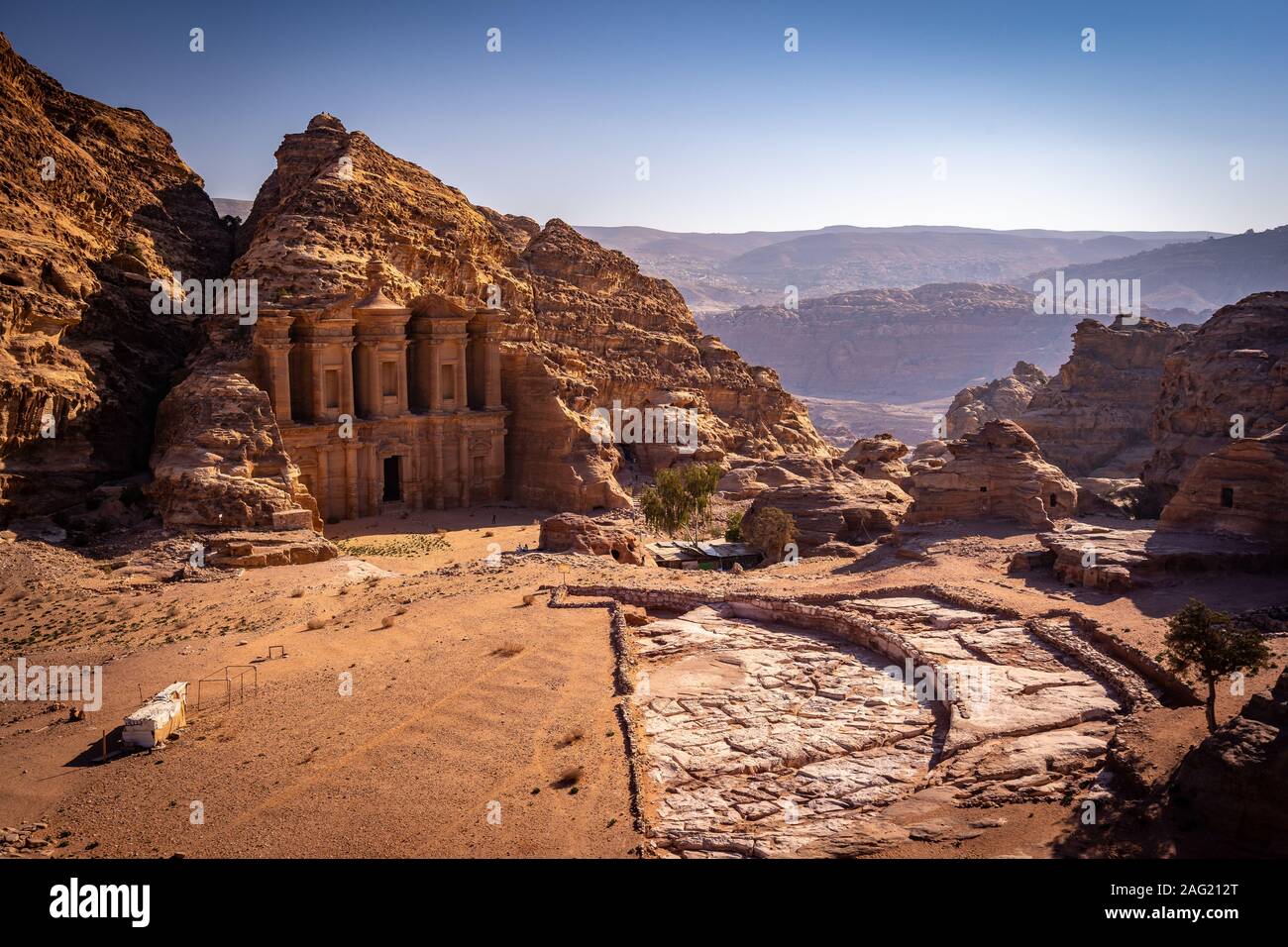 Annuncio Deir (monastero) - un monumentale edificio scolpito nella roccia nella antica città giordana di Petra Foto Stock