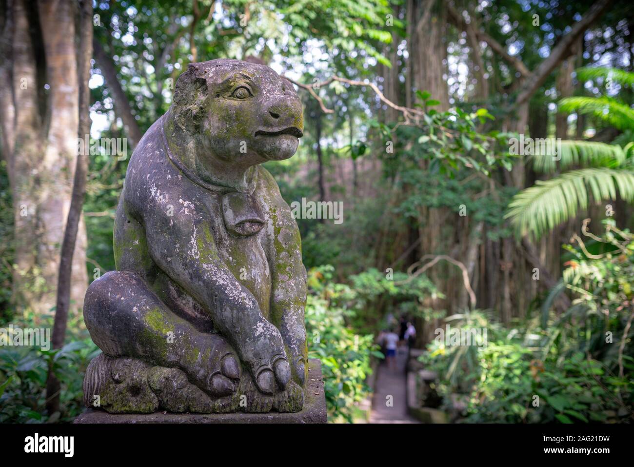 Statua di un vitello, presa su un pomeriggio nuvoloso, Monkey Forest, Ubud, Bali, Indonesia Foto Stock Statua di un vitello, presa su un pomeriggio nuvoloso, Monkey Forest, Ubud, Bali, Indonesia Foto Stock
