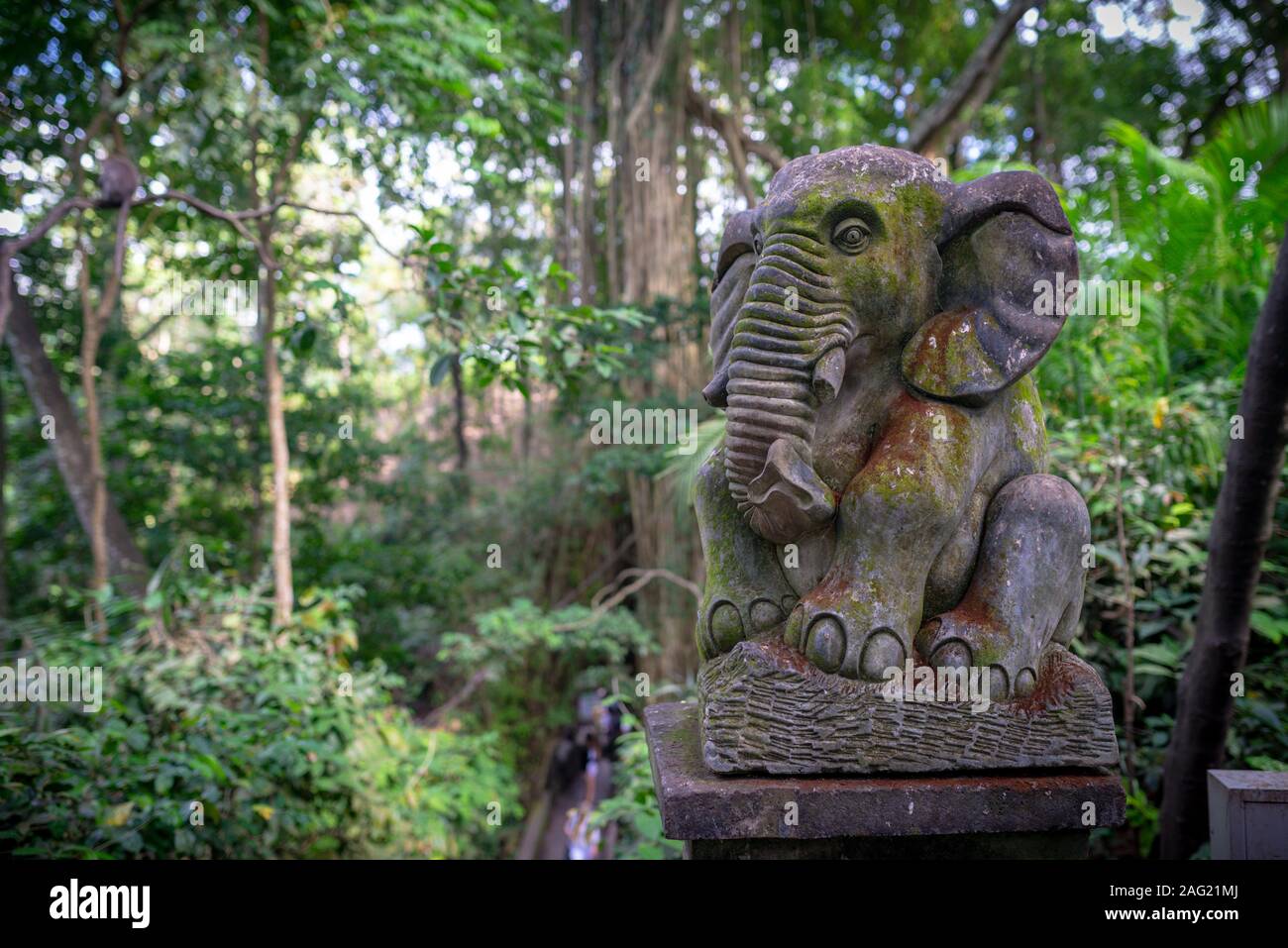 Statua di un elefante, presa su un pomeriggio nuvoloso, Monkey Forest, Ubud, Bali, Indonesia Foto Stock Statua di un elefante, presa su un pomeriggio nuvoloso, Monkey Forest, Ubud, Bali, Indonesia Foto Stock