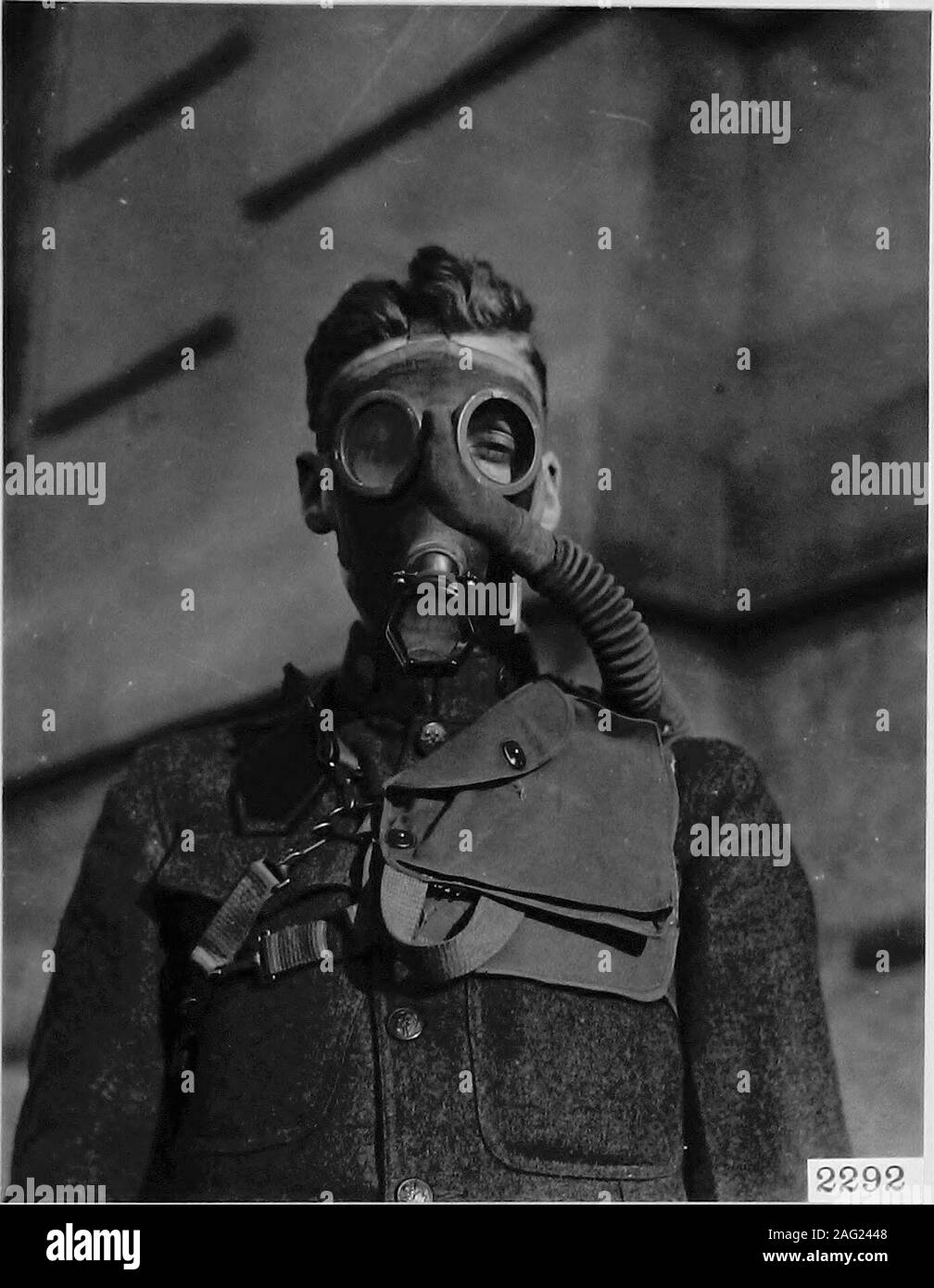 . Sviluppo chimico Sezione [e] meccanica la ricerca e lo sviluppo di sezione; sommario dei risultati, 1917-1918. intaketube verso l'alto il lato anteriore della maschera ed è introdotta attraverso thefacepiece tra gli occhi^ è diretta contro thelenses mediante un setto di rubberc il tubo di ingresso della pressocolata è ad angolo retto con la valvola di flutter e consentealle tubo flessibile per essere trasportata a spalla. Thispermits ribaltamento della valvola di flutter e della protezione in avanti in modo chenon sarà riot colpire il petto quando la testata viene abbassata. Masksof di questo tipo sono state effettuate con entrambi in gomma nera e stock-inette reinfor Foto Stock