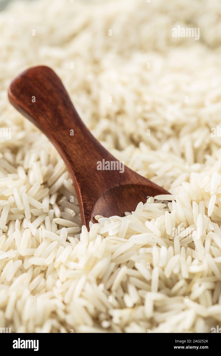 Indiani non cotte a lungo il riso e il cucchiaio di legno. Foto Stock
