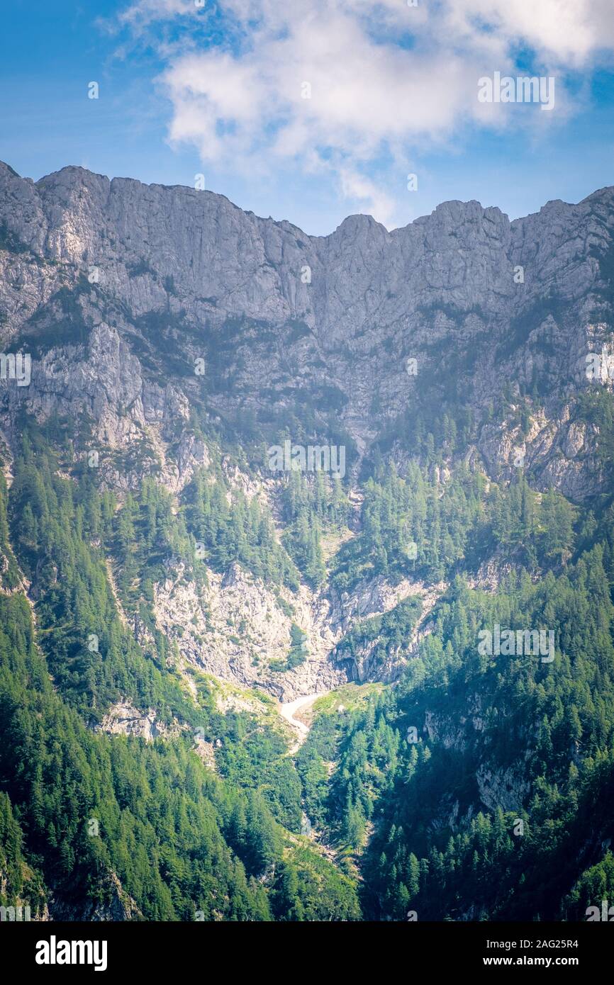 Vista da Podolševa a rockface del monte Raduha in Slovenia, in Europa su un soleggiato summerday Foto Stock