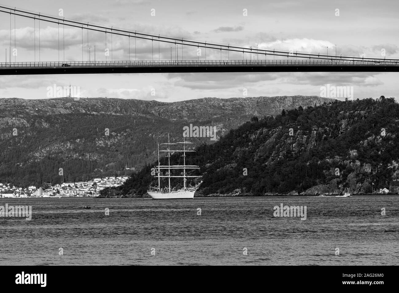 Tall Ship Statsraad Lehmkuhl in partenza dal porto di Bergen, Norvegia. Passando sotto il Askoey (Askøybroen) ponte di sospensione. Foto Stock