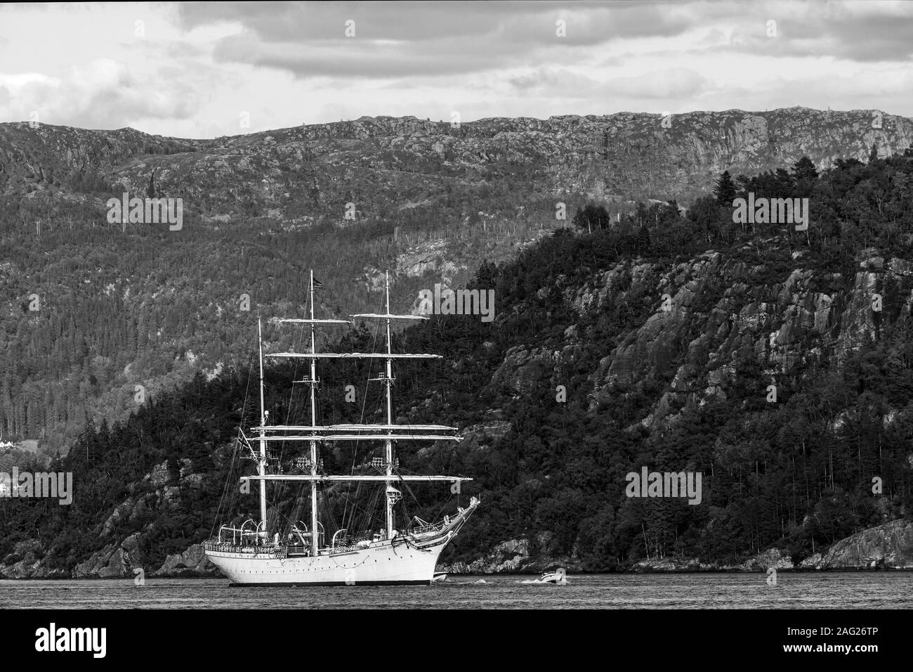 Tall Ship Statsraad Lehmkuhl in partenza dal porto di Bergen, Norvegia. Foto Stock