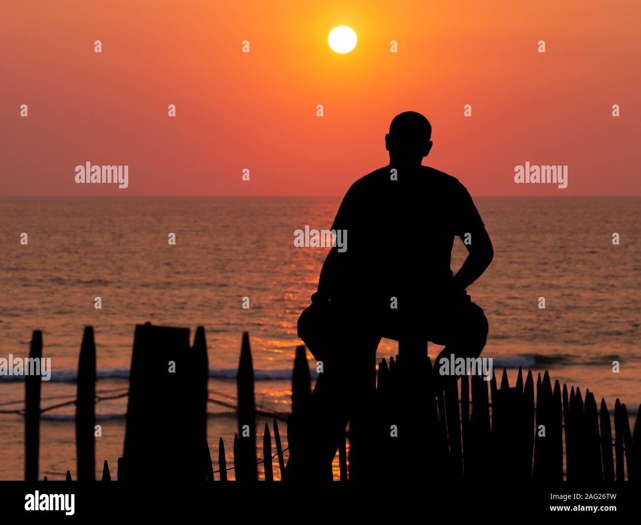 Voici onu méditant sufer devant onu superbe coucher de soleil à Capbreton dans les Landes-64 Foto Stock