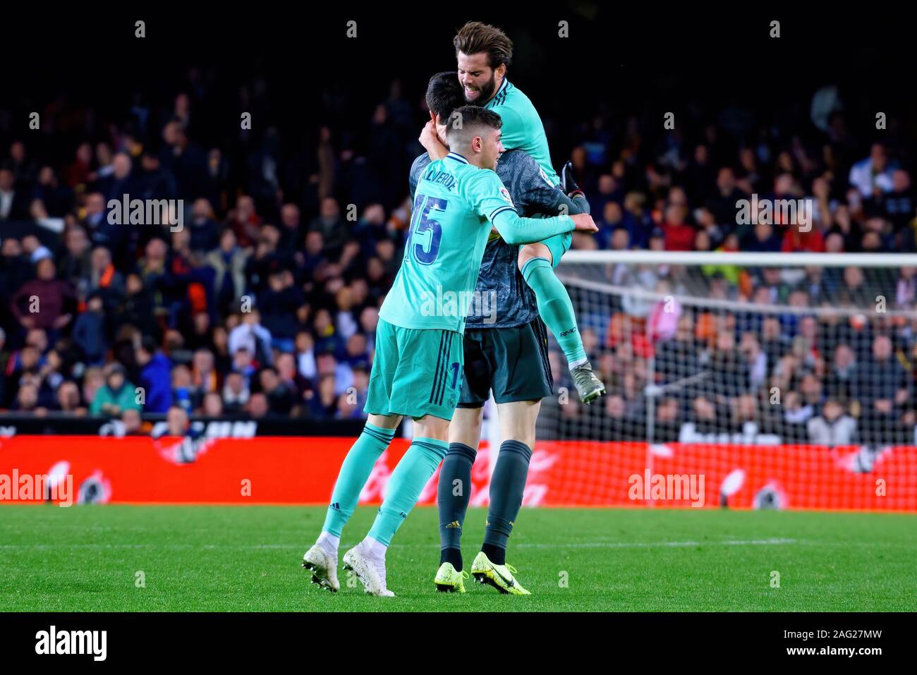 VALENCIA, Spagna - 15 dic: Real Madrid giocatori festeggiare un obiettivo in La Liga match tra Valencia CF e Real Madrid CF al Mestalla stadio su Foto Stock