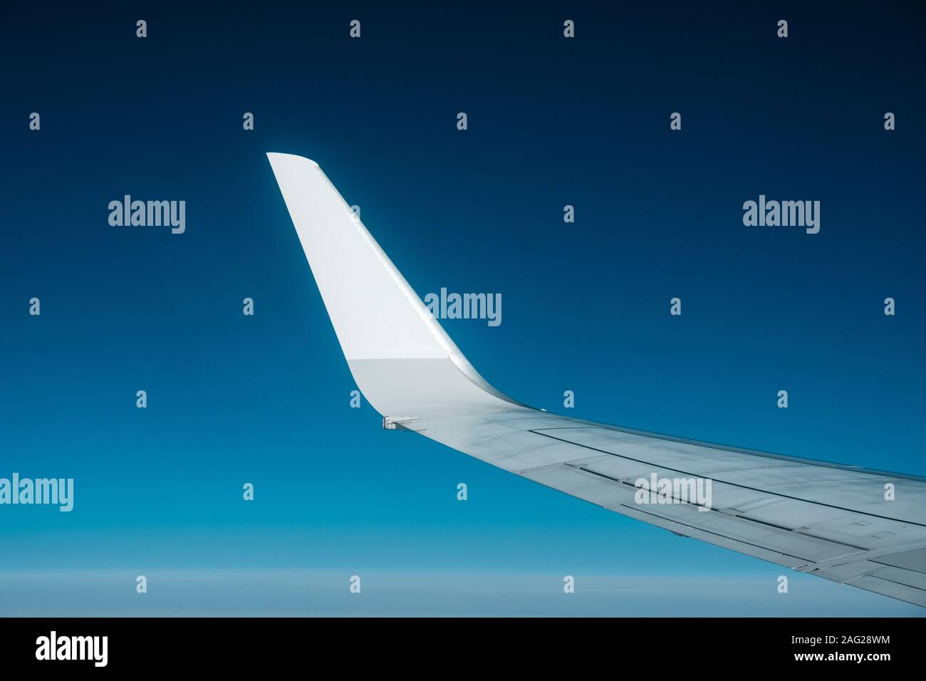Blank ala di aeroplano cielo blu sullo sfondo dell'antenna Foto Stock
