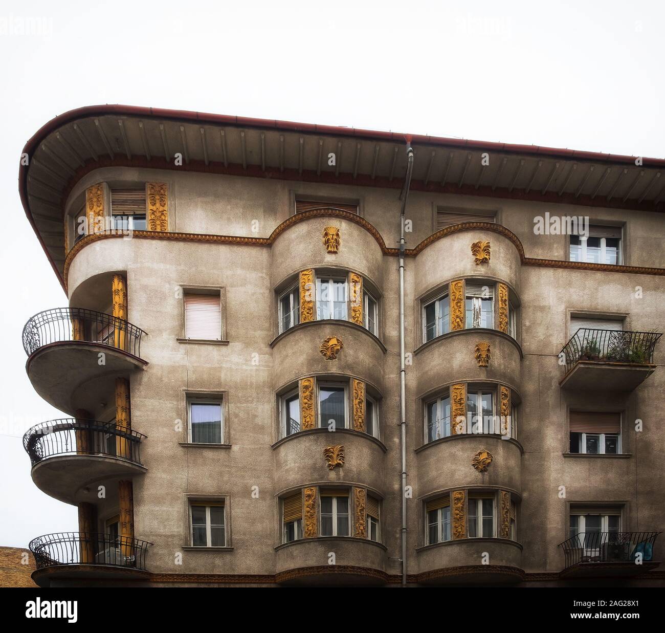 Budapest, Ungheria, ago 2019, vista della parte superiore di un edificio di colore grigio Foto Stock